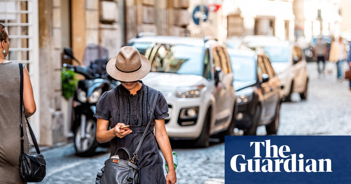Italy to Fine Pedestrians Using Phones While Crossing Roads