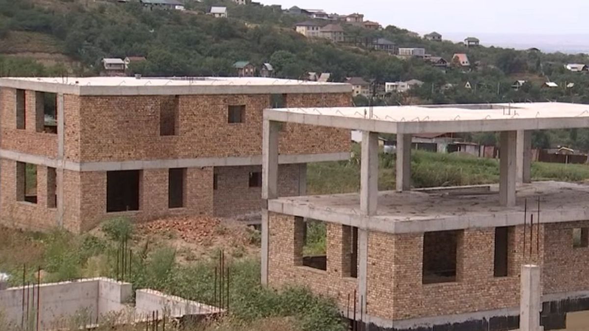 Almaty Shared-Equity Buyers Left Empty-Handed After Investing in Cottages
