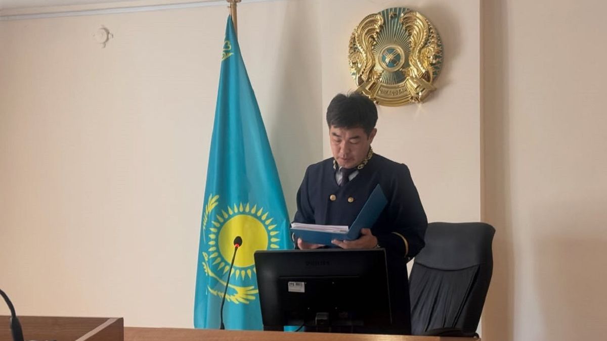 Kazakistan'da bir kişi günlerce evine dönmedi ve mahkeme salonunda gözaltına alındı