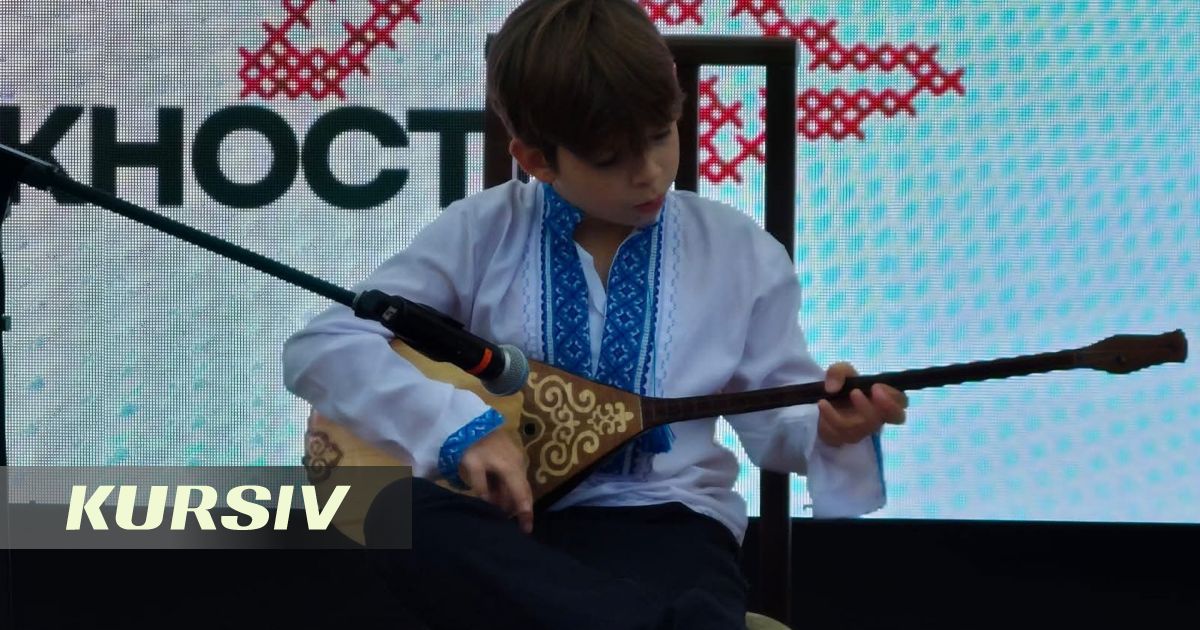 Украиналық бала Астанада домбырада күй тартып, әлеуметтік желіні тәнті етті