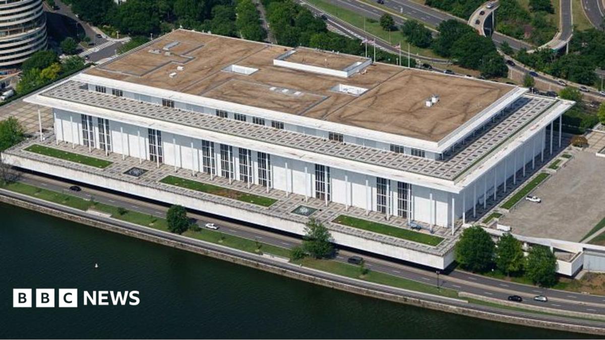 Трамп әкімшілігі Кеннеди орталығын бұзу қаупін төндірді