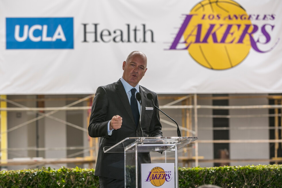 UCLA спорт директорын ауыстырды: Джармондтың орнына Lakers-тің бұрынғы басшысы келді