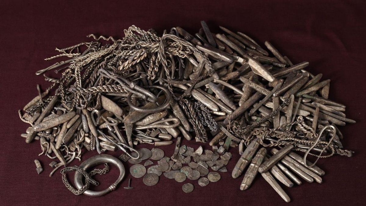 Данияда викингтер дәуірінің ең ірі күміс қазынасы табылды
