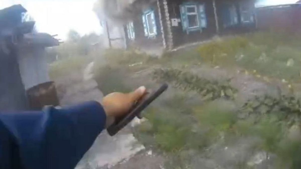 Police rescue child from burning house in Altai