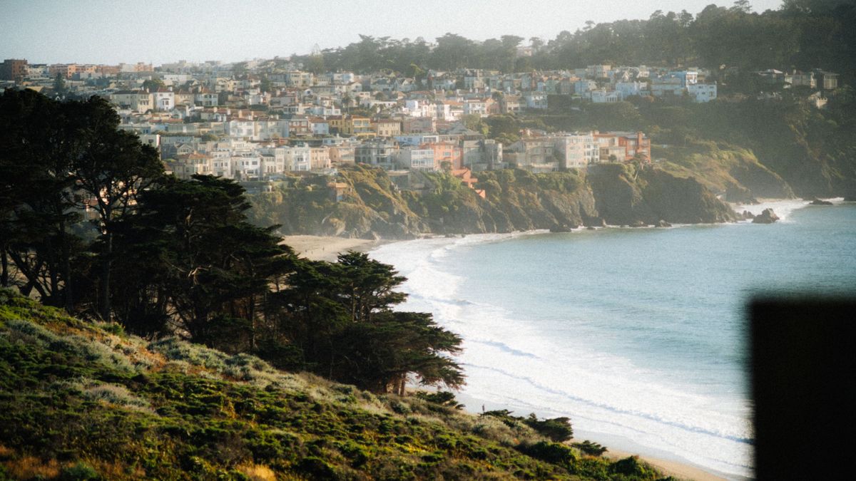 Over 100 People in San Francisco Scream at the Pacific Ocean in Unison