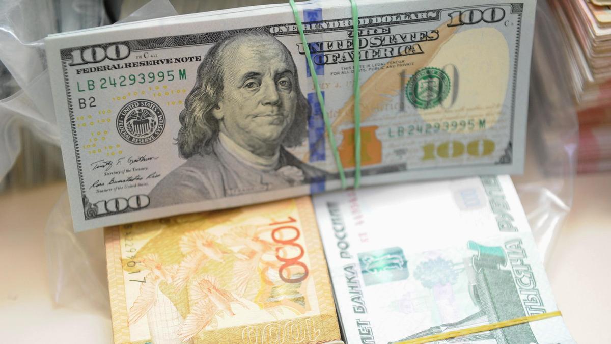 US dollar falls below 440 tenge at Kazakhstan exchange offices