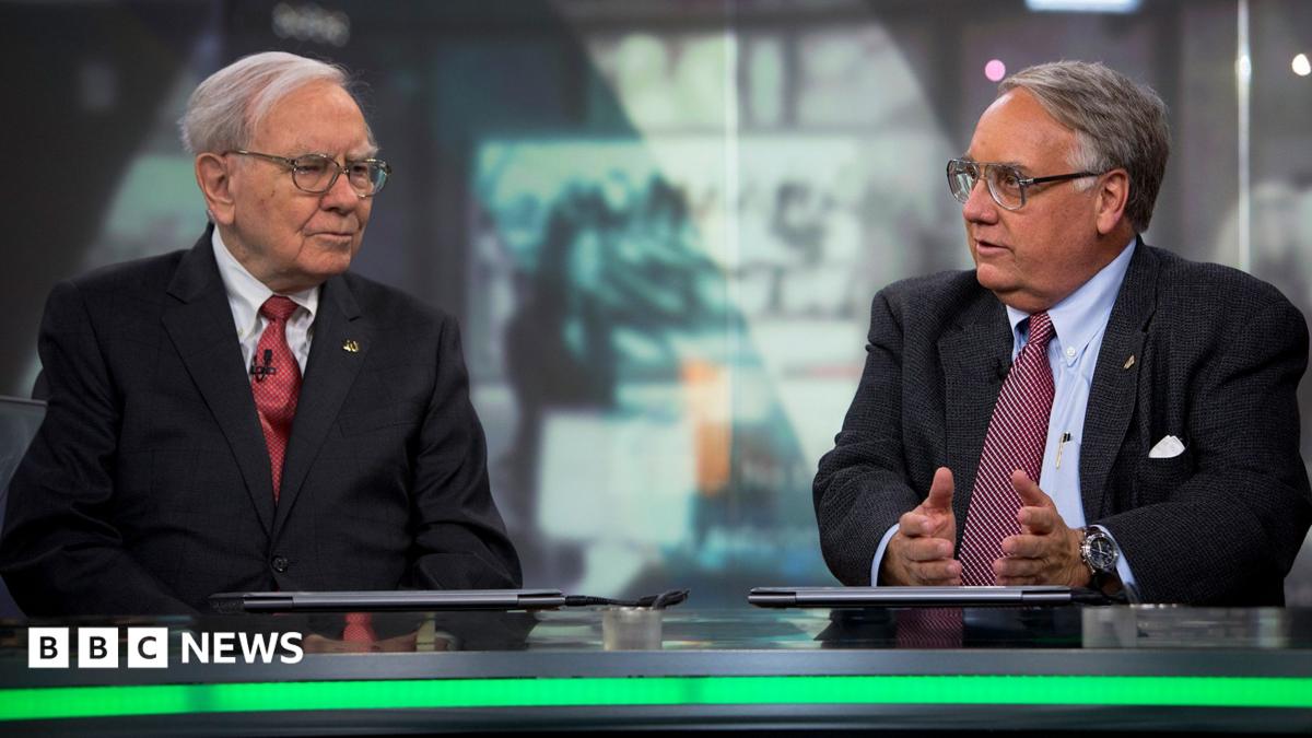 Уоррен Баффет покинул пост председателя Berkshire Hathaway