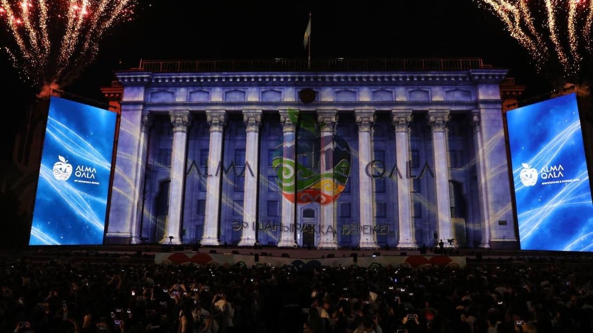 Алматыдағы қала күні: Астана алаңында Almaty Vibes және 3D Mapping Show