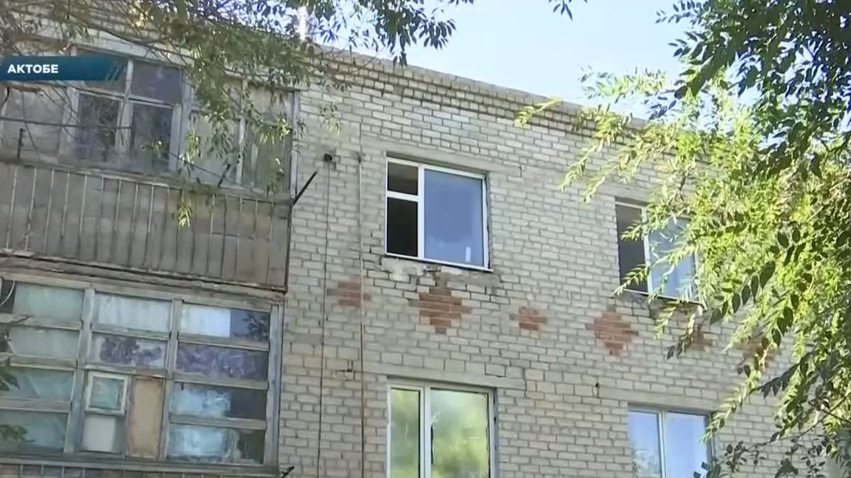 Ақтөбедегі ескі жатақхана тұрғындары апатты үйден көшіруді талап етті