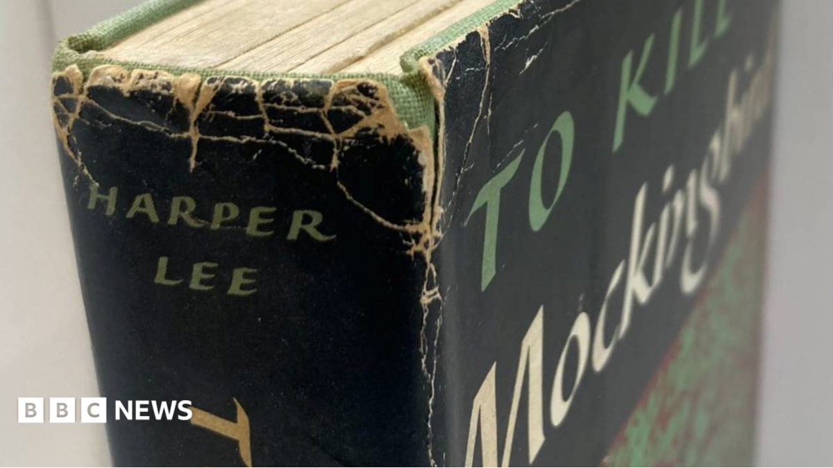 Londra'daki Oxfam mağazasında «To Kill a Mockingbird» romanının ilk baskısı bulundu