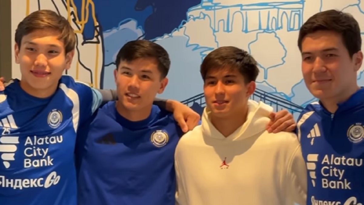 Dastan Satpayev Visits Kazakhstan U21 Squad in Britain