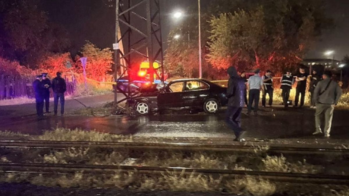 Подростки на BMW врезались в столб в Жезказгане: один погиб, двое в больнице