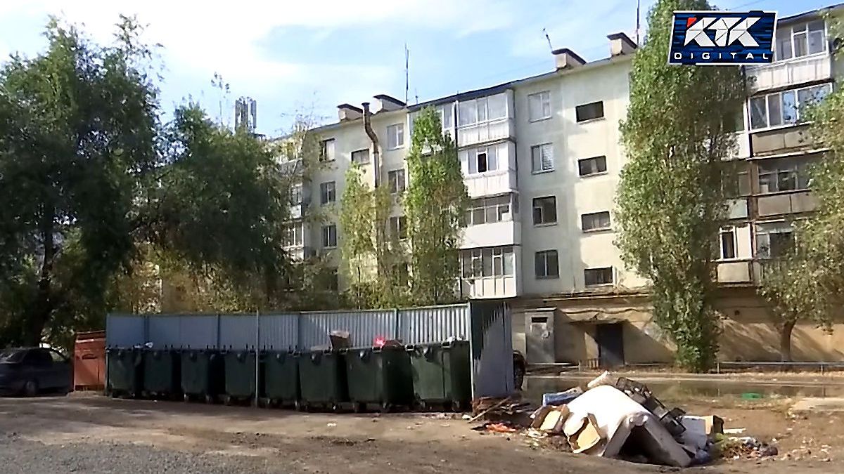 Ақтөбе орталығындағы бес көпқабатты үйдің тұрғындары қоқыс үйіндісі мен су басқан подъездерге шағымданып отыр