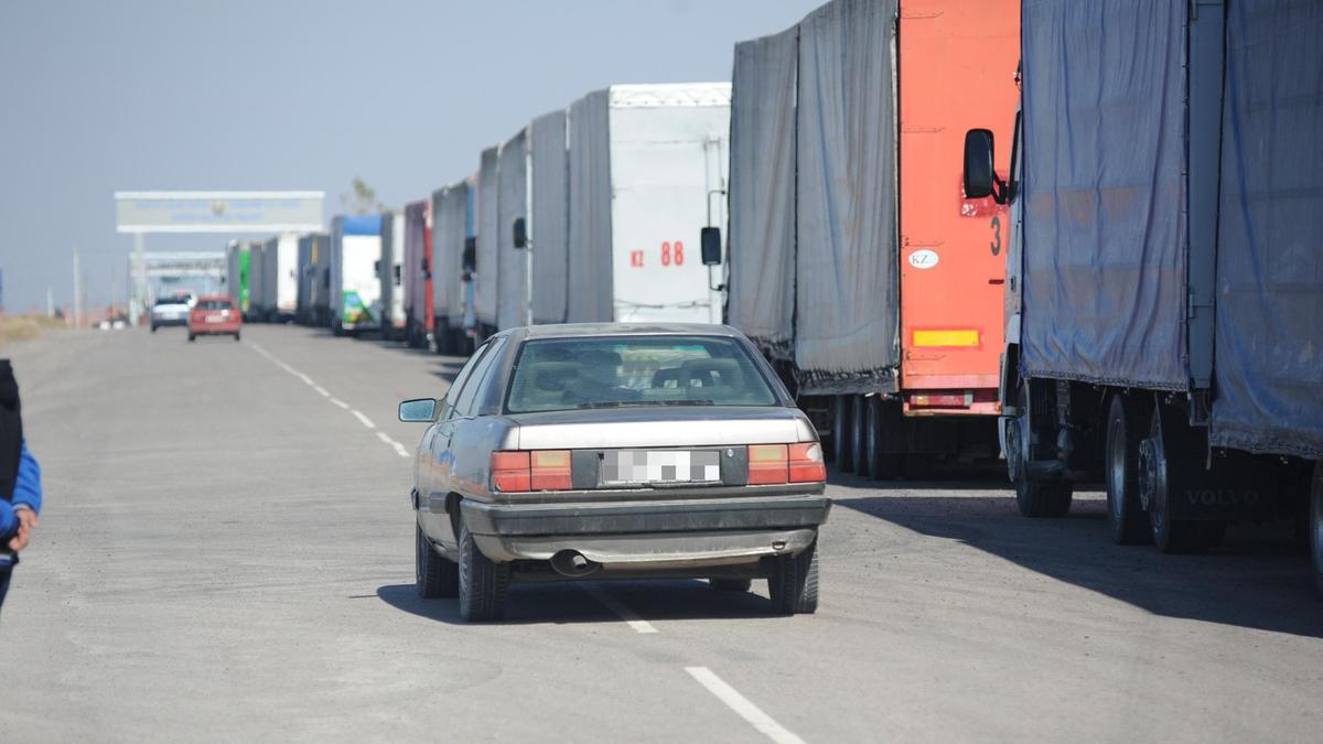 Truck Queue at Kazakhstan-Russia Border: Repairs at Kairak Crossing Blamed
