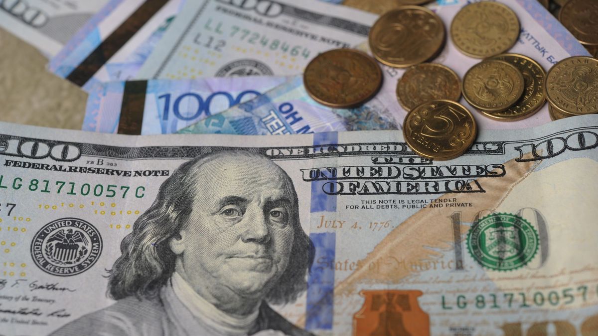 Казахстанцы купили долларов почти на 1 трлн тенге за 8 месяцев 2026 года