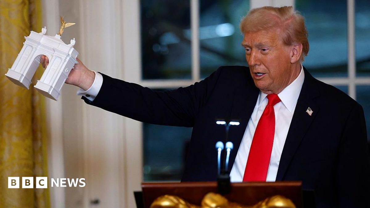 Дакворт Трамптың «Салтанат қақпасына» қарсы Пентагон мен ФАА-ға хат жолдады