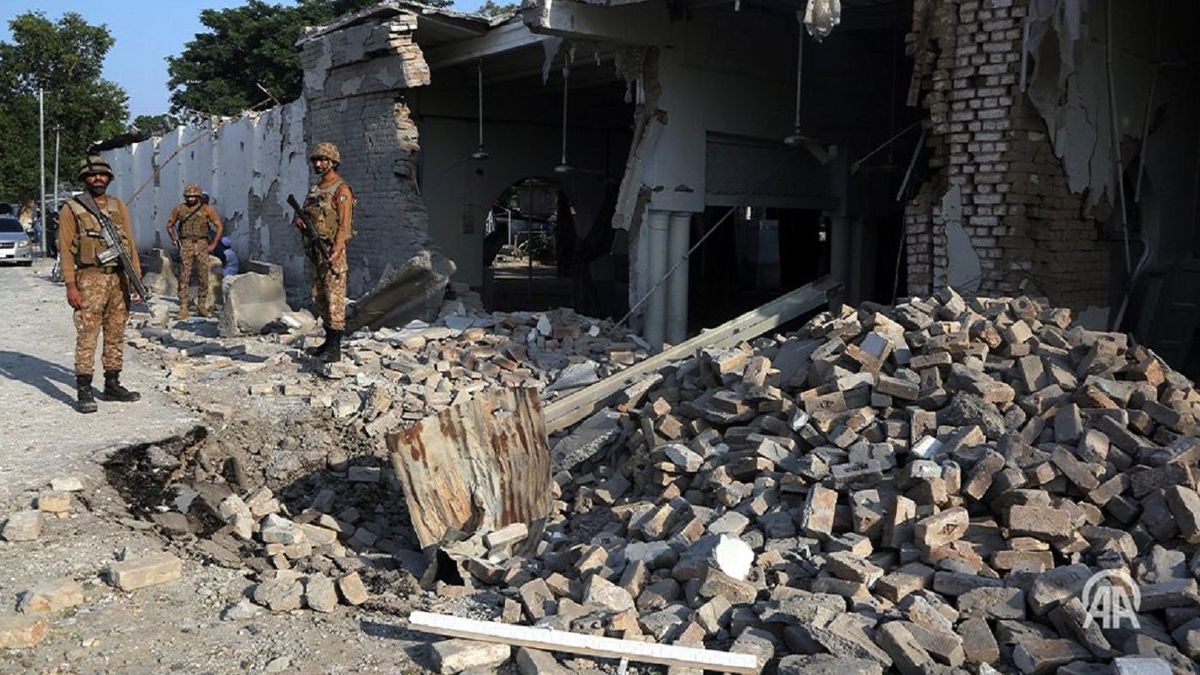 Pakistan police checkpoint bombing kills 12, wounds 30