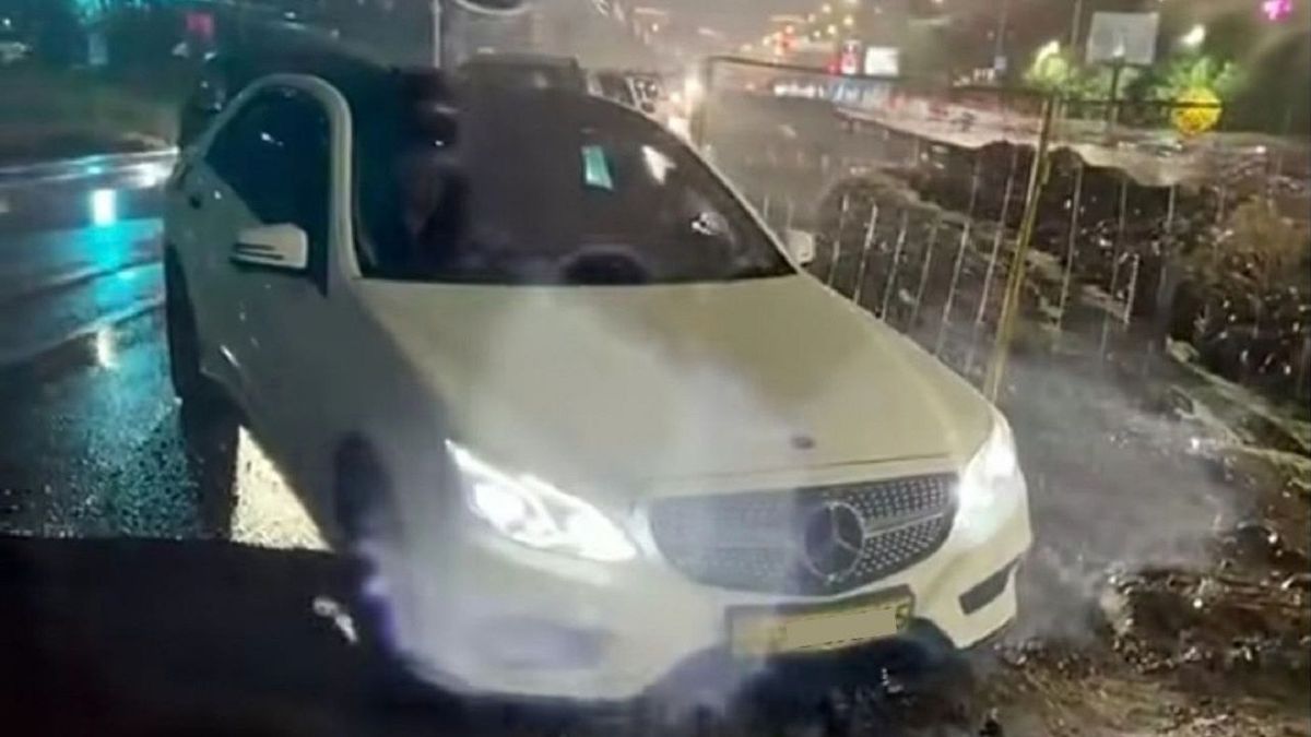 Road collapses on Momyshuly Avenue in Almaty, cars fall into sinkhole
