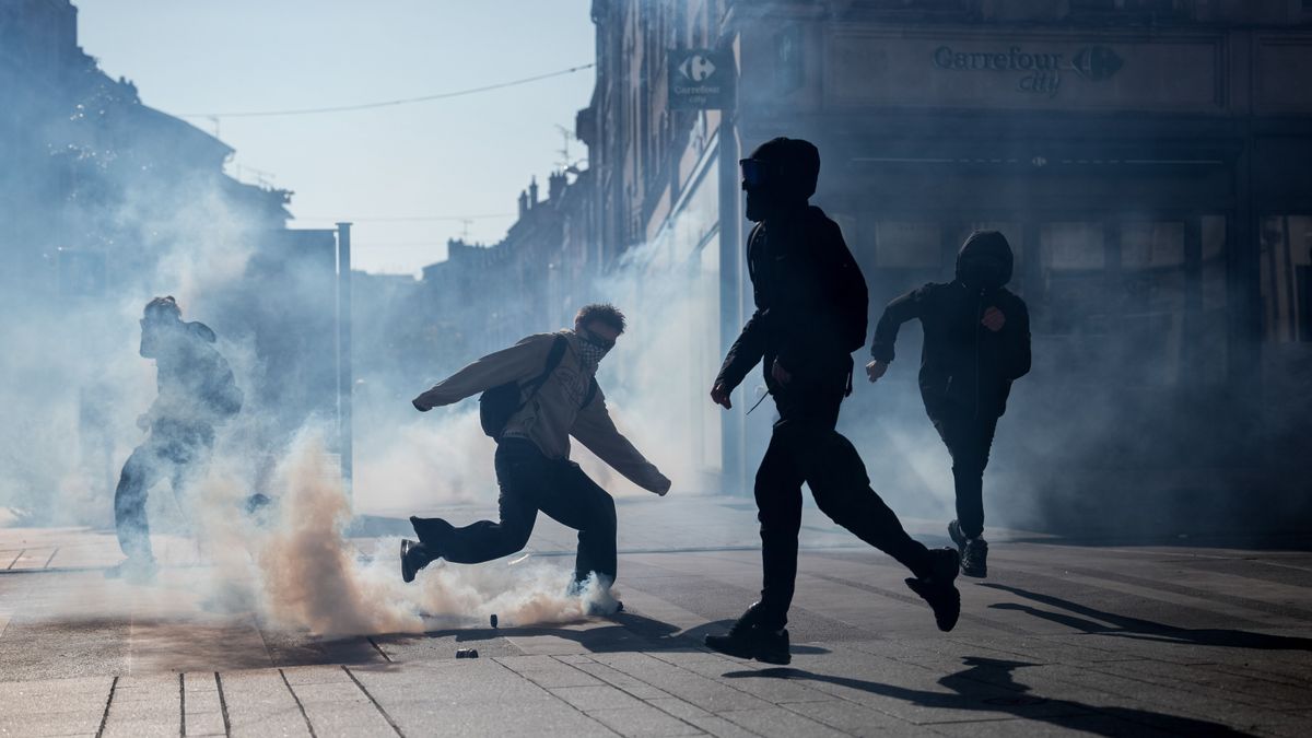 French schoolboy, 15, loses hand in student protests