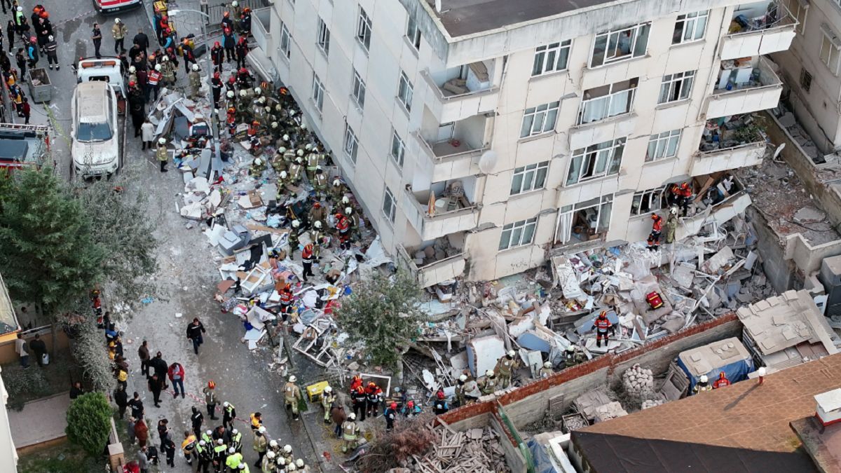 İstanbul'da 7 katlı apartmanın bir bölümü çöktü: yaralılar var