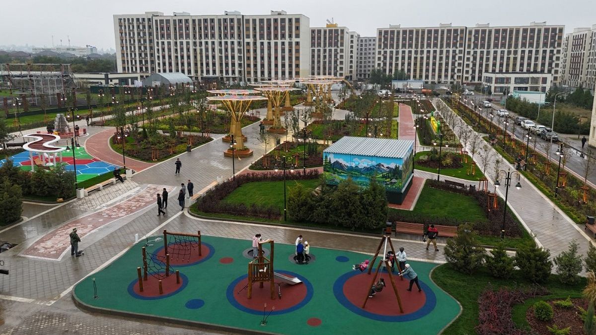 Almatı'da bir hektarlık alanda fıskiyeli ve 1.500 güllü park yapılıyor