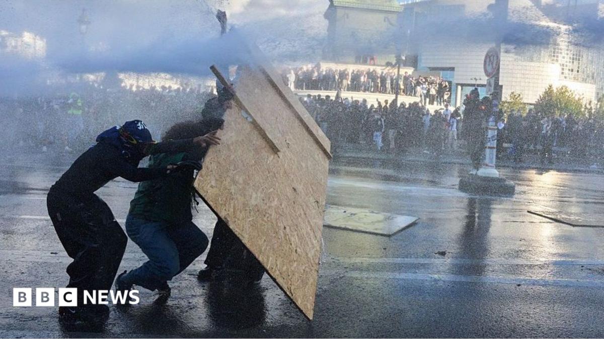 Франция выделит 3000 учителей для урегулирования протестов школьников