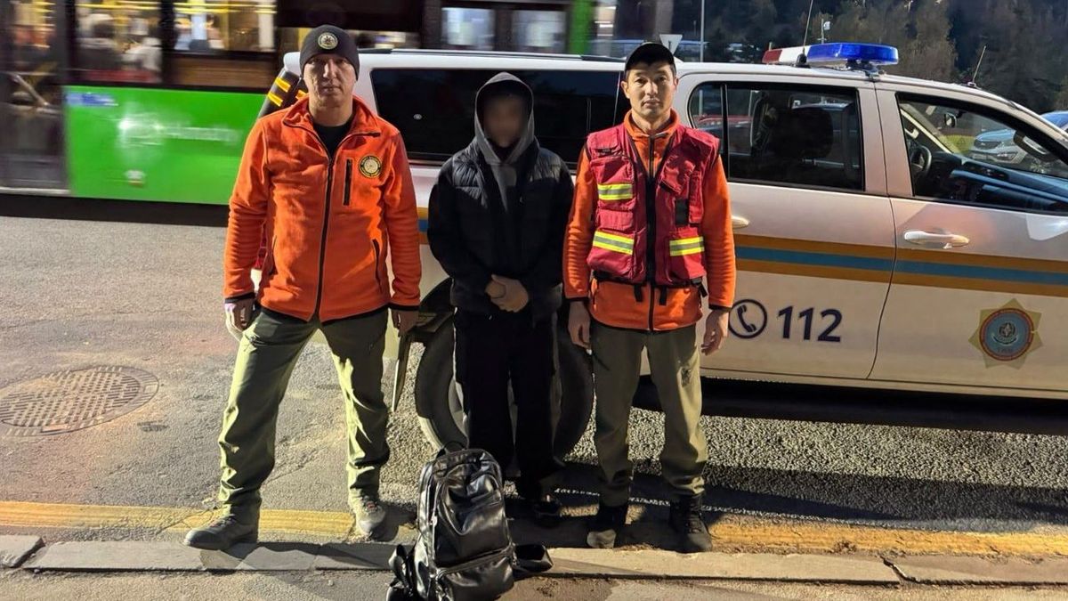 阿拉木图山区两名游客迷路,救援人员及时施援