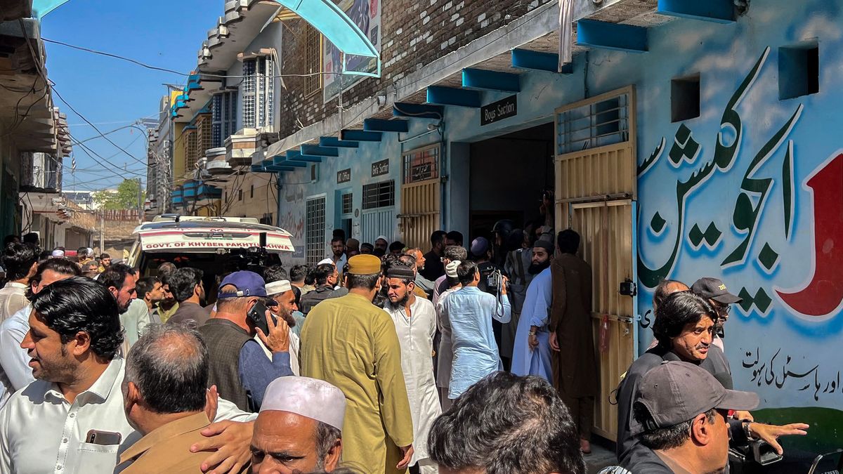 Pakistan'da okul çatısı çöktü: onlarca çocuk hayatını kaybetti