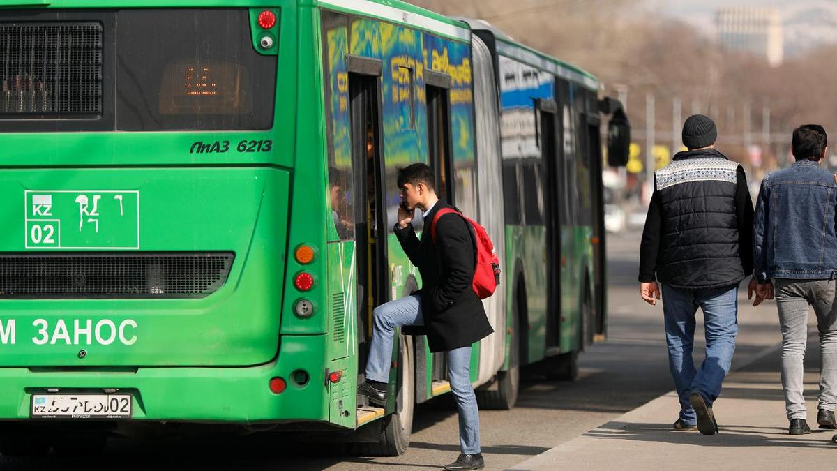 Almaty Residents Complain of Overcrowded Buses and Subway Crush at Peak Hours