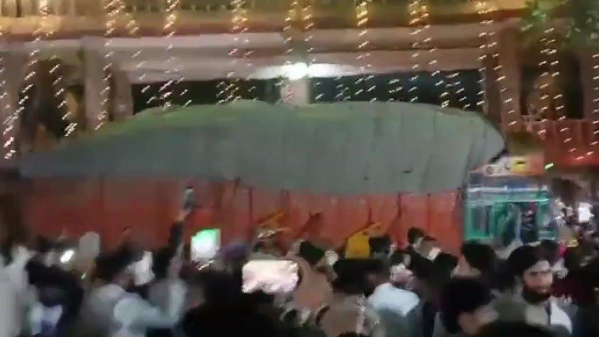 Truck plows into pilgrims in India, killing 12