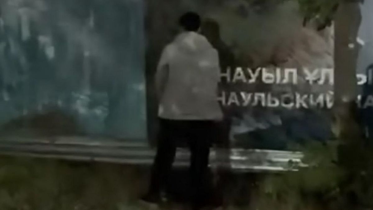В Астане задержали 20-летнего парня, справлявшего нужду у клуба после скандала