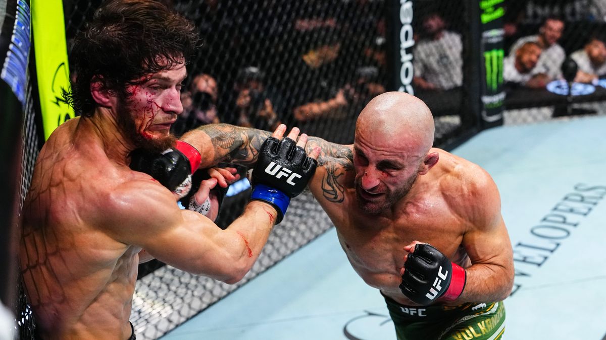 Volkanovski knocks out Evloev to defend UFC featherweight title