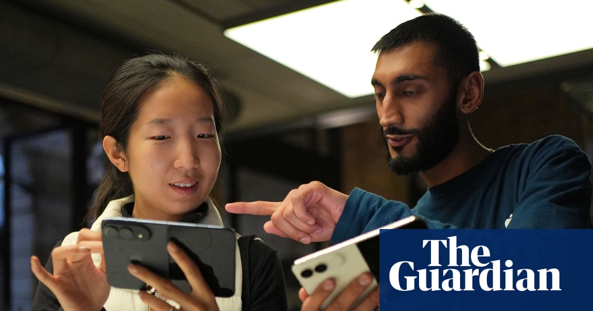 Apple алғашқы бүктелетін iPhone Duo экранында жарық пайда болғанын растады