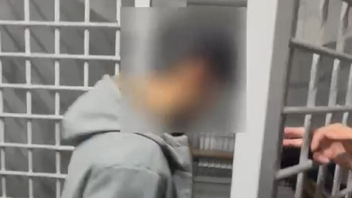 Атырауда сауда орталығының әйелдер дәретханасында түсірген жігіт айыппұл төледі