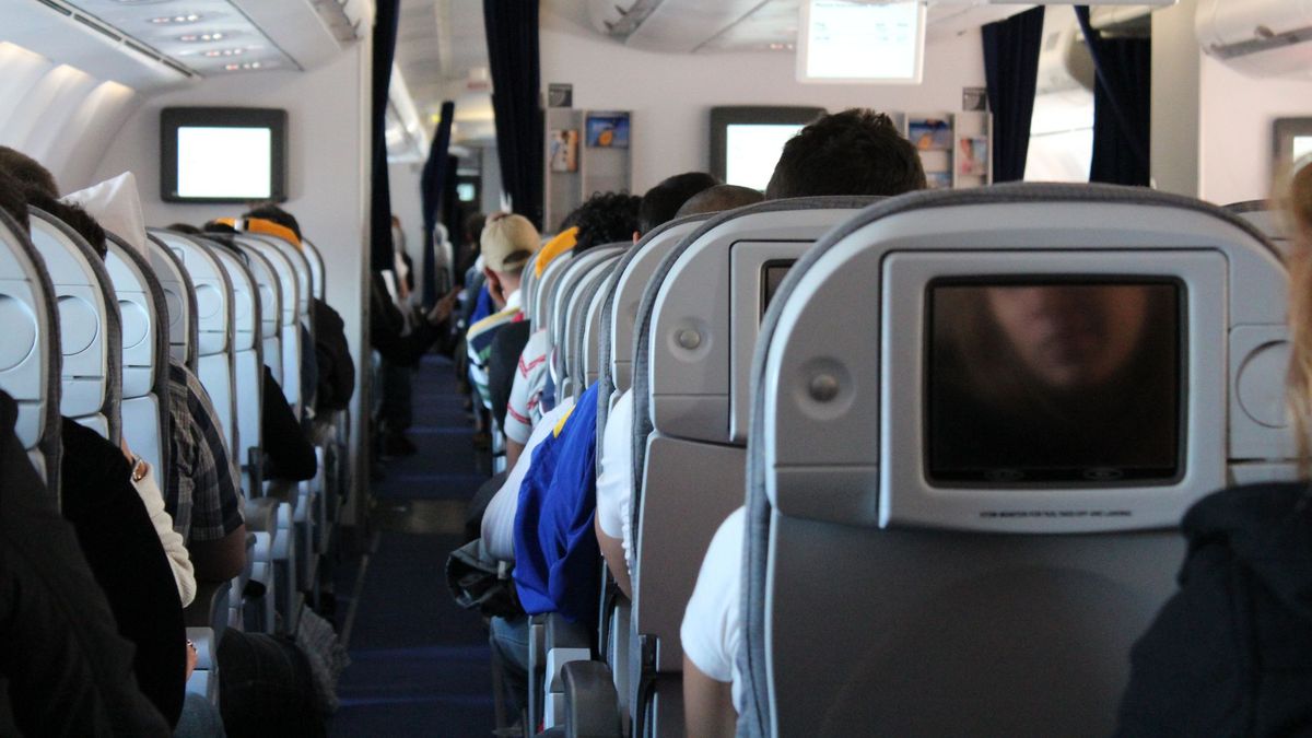 United Airlines ұшағы Лас-Вегасқа қайтты: жолаушы ұшақты басып алу туралы жазған