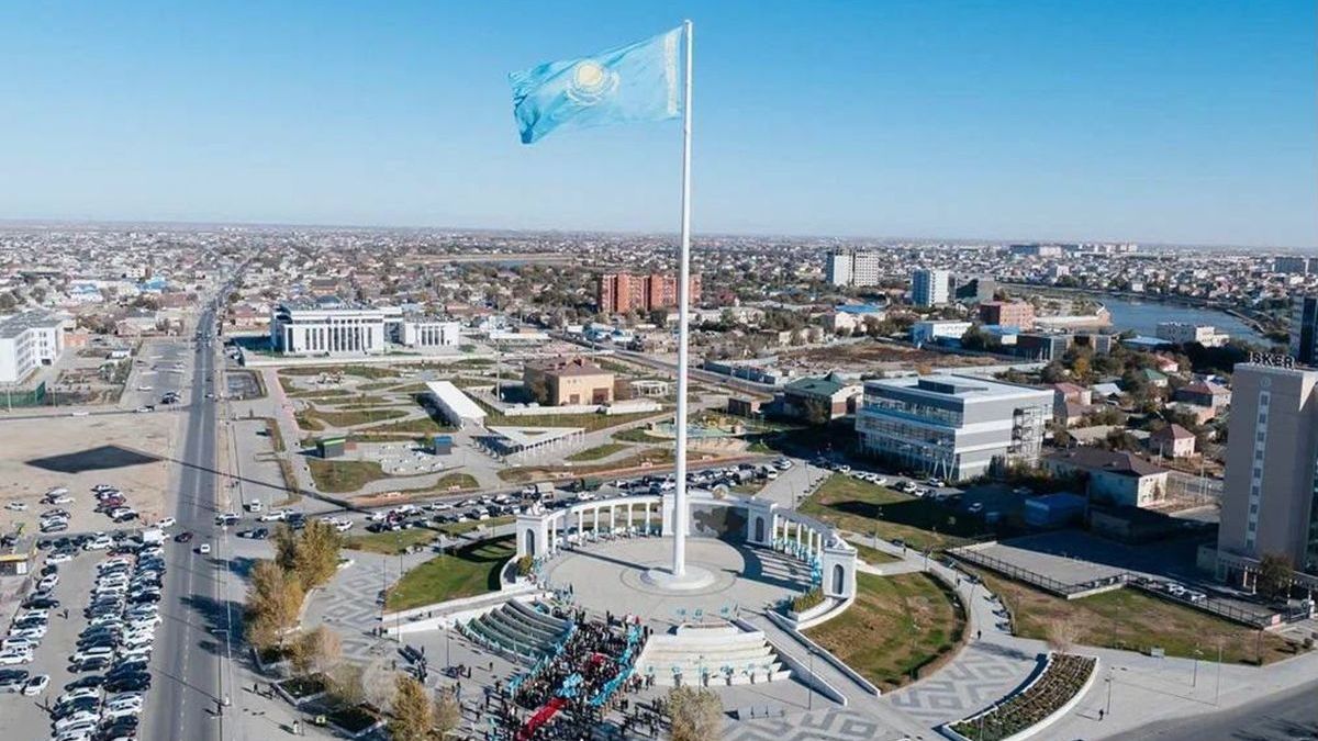 В Атырау подняли Государственный флаг ко Дню Республики