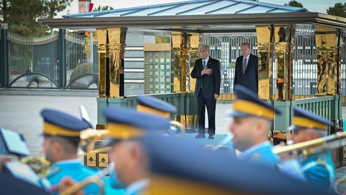 Тоқаевты Анкарада атты гвардия мен 21 зеңбірік атысымен қарсы алды