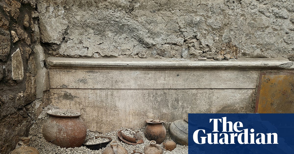 Pompeii'de 2000 yıldır kapalı duran dolapta çocuk kolyesi ve parfüm şişesi bulundu