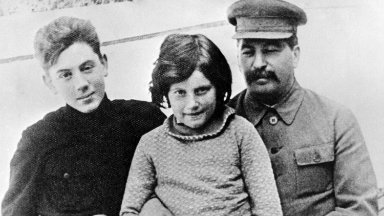 Сталиннің қызы Светлана Аллилуева америкалықтардан қалай баспана сұрайды