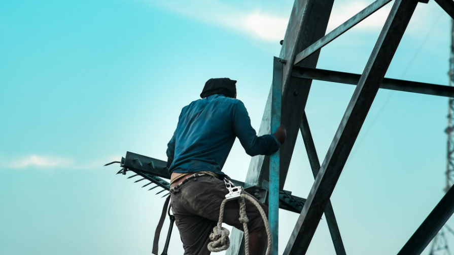 قازاقستان توپ-50 ەكونوميكاعا كىردى: ءجىو ~$300 ملرد، 2000–2025 ورتاشا ءوسىم 5،6%