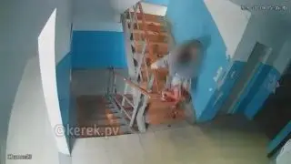 ەكيباستۇزدا كوپقاباتتى ءۇيدىڭ كىرەبەرىسىندە بولعان قاندى وقيعا ۆيدەوعا ءتۇسىپ قالدى