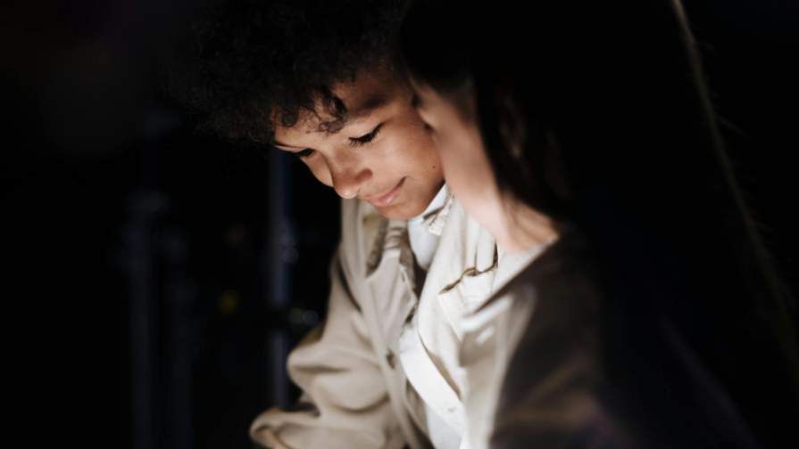 گۇلزيرا ايداربەكوۆا كەلىنى جۇلدىزبەن تاتۋ ەكەنىن كورسەتتى