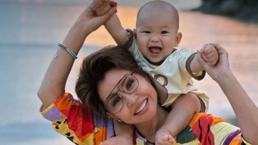 Roza Rymbaevanyń nemeresi jurtty tańǵaldyrdy: Zeıinniń erekshe qabileti