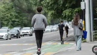 Алматыда самокатшыларға тротуармен жүруге тыйым салынады, бірақ жаңа веложолдар салынады