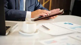 «Шай ішіп, кофе ішеді, жұмыспен жүктелмеген»: Тоқаев ұлттық компаниялар қызметкерлері туралы