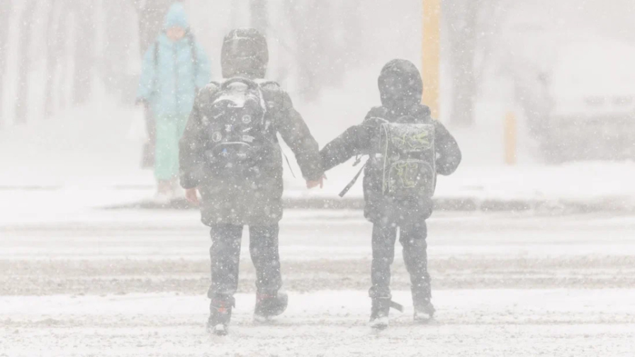 Казахстан: Школьники в нескольких областях переходят на дистанционное обучение 11 февраля