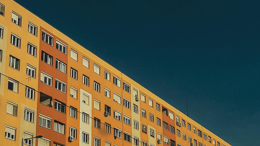 Петропавлда санитар алаяқтарға 18 миллион теңгесін беріп, пәтерінен айырылды