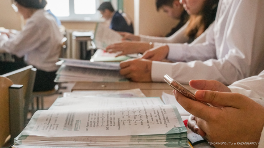 Kazakhstan Considers Full Smartphone Ban for School Students
