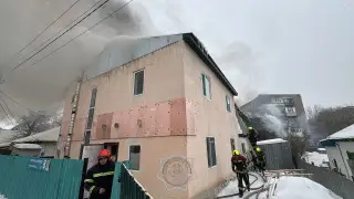 استانادا ەكى قاباتتى عيمارات ورتەندى: ءورت سوندىرۋشىلەر جوعارى دەڭگەيدە جۇمىس ىستەدى