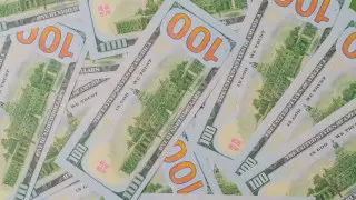 Teńge quny qaıta quldyrady: dollar 500 teńgeden asty